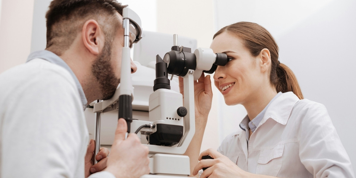 When to See an Ophthalmologist or Optometrist for Eye Care