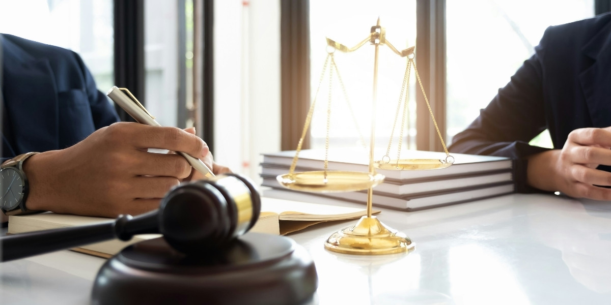 Navigating Court Without a Lawyer: Is It Right for You?